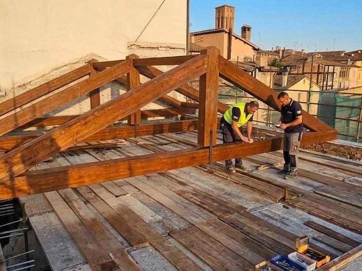 Operai al lavoro sulla copertura del Palazzo Municipale di Matelica
