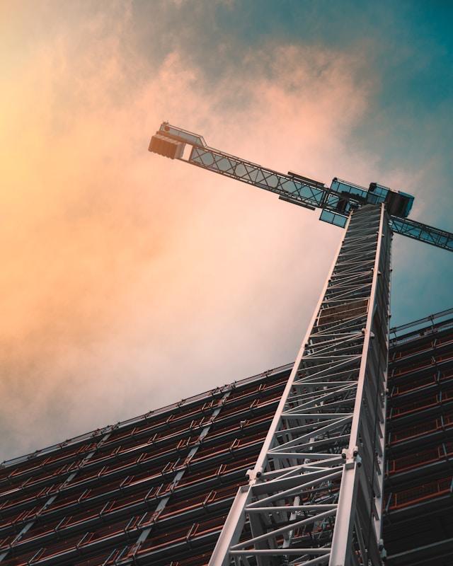 Gru di cantiere dell'impresa al lavoro